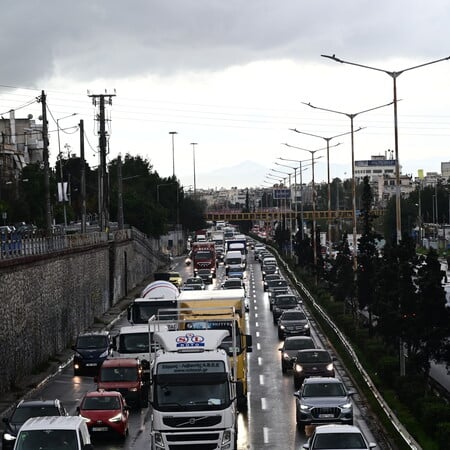 Κίνηση στους δρόμους: Μποτιλιάρισμα λόγω βροχής - Πού εντοπίζονται τα μεγαλύτερα προβλήματα