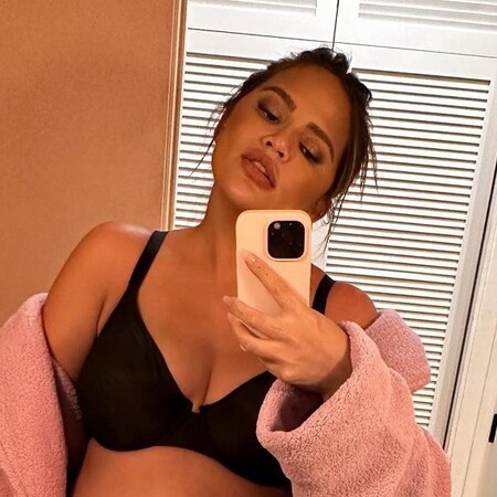 Η Chrissy Teigen φωτογραφίζεται με λεκέδες θηλασμού στο φόρεμα: «Υπέροχα»