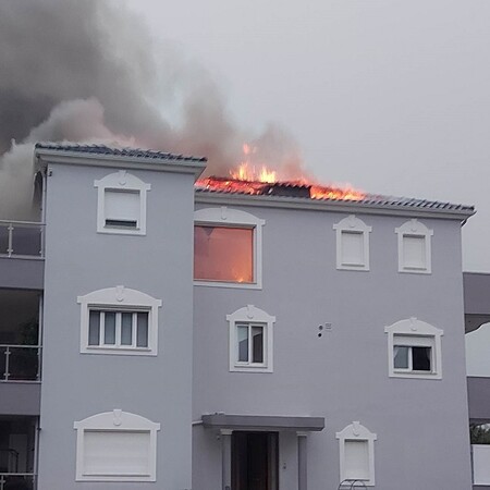 Καλαμάτα: Φωτιά σε στέγη σπιτιού από χτύπημα κεραυνού 