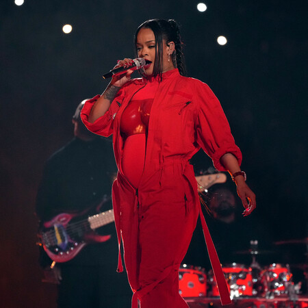Η Rihanna έγκυος ξανά: Περιμένει δεύτερο παιδί- Αποκάλυψε την κοιλιά στο Super Bowl 2023