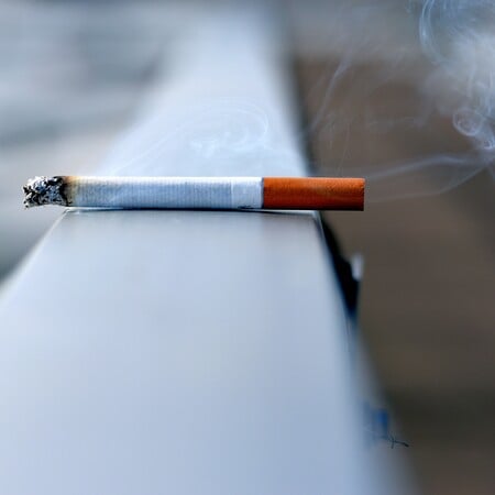 Ένα «έξυπνο» κολιέ βοηθά τους καπνιστές να κόψουν το τσιγάρο
