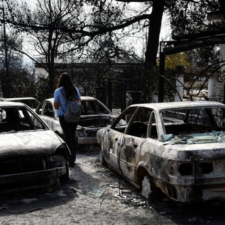 Καμένα αυτοκίνητα από τη φωτιά στο Μάτι.