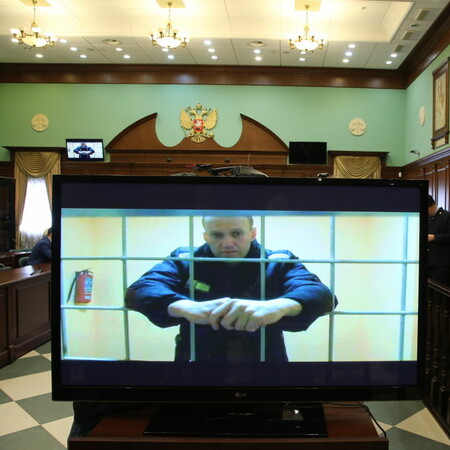 Ναβάλνι: Γαβράς, Ρόουλινγκ, Μπαρίσνικοφ και άλλοι 125 ζητούν από τον Πούτιν την απελευθέρωσή του