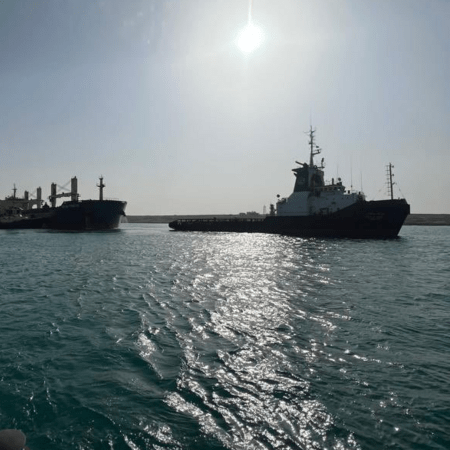 Διώρυγα του Σουέζ: Πλέει ξανά το φορτηγό πλοίο που είχε προσαράξει προκαλώντας προβλήματα