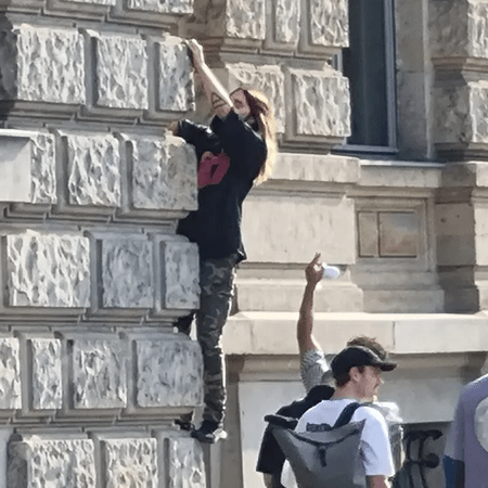 Ο Τζάρεντ Λέτο σκαρφάλωσε τον τοίχο ενός ξεδονοχείου- και κανείς δεν ξέρει γιατί