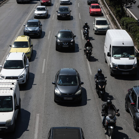 Κίνηση στους δρόμους: Αυτοκίνητο τυλίχθηκε στις φλόγες στο Σχηματάρι- Αυξημένες καθυστερήσεις στο σημείο