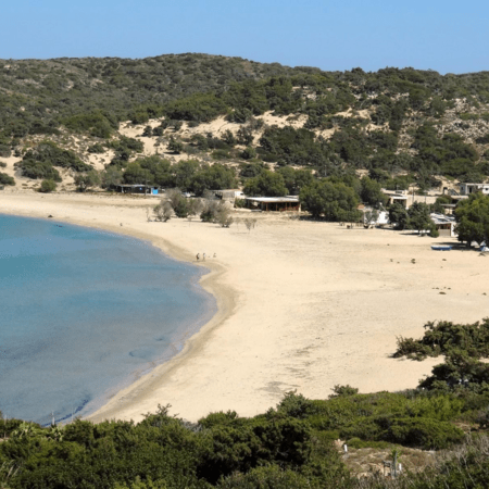 Γαύδος: Αφαιρέθηκε ξανά η πινακίδα «απαγορεύεται ο γυμνισμός»- Έντονη αντίδραση της δημάρχου