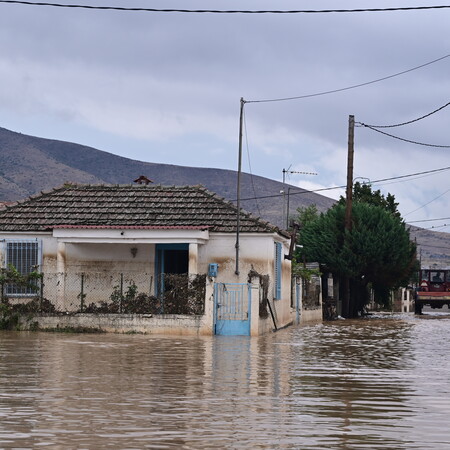 Κακοκαιρία- Καρδίτσα: Εγκλωβισμένα 70 άτομα εδώ και 24 ώρες - «Το νερό έφτασε 6 μέτρα»