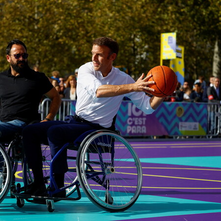 Εμανουέλ Μακρόν: Έπαιξε μπάσκετ σε αναπηρικό αμαξίδιο 