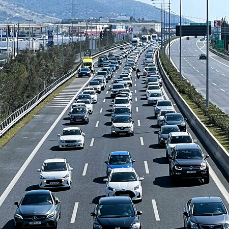 Καθυστερήσεις στην Αττική οδόν λόγω σύγκρουσης αυτοκινήτων