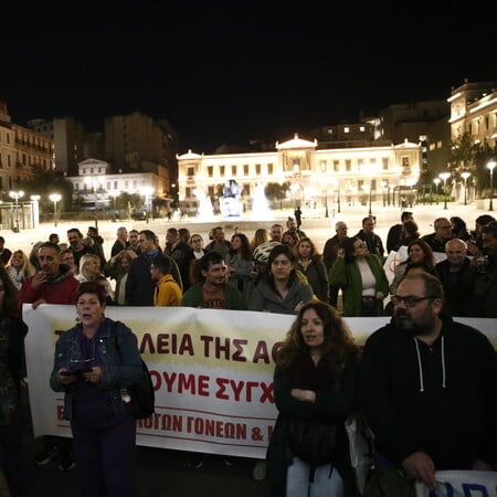 Συγκέντρωση διαμαρτυρίας στο δημαρχείο της Αθήνας, για το μετρό στα Εξάρχεια