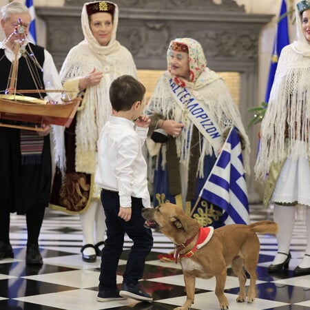 Κάλαντα σε Μητσοτάκη, Κασσελάκη, Ανδρουλάκη- Οι χοροί, τα δώρα, ο Πίνατ και η Φάρλι