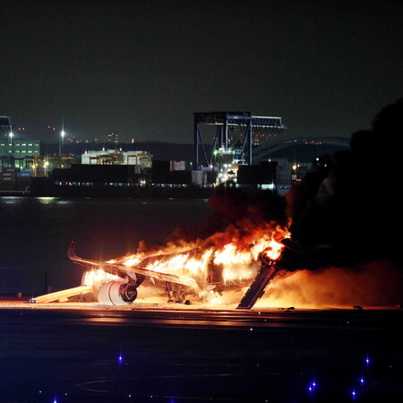 Ιαπωνία: Η στιγμή που το φλεγόμενο αεροπλάνο σπάει στα δύο μετά από σύγκρουση