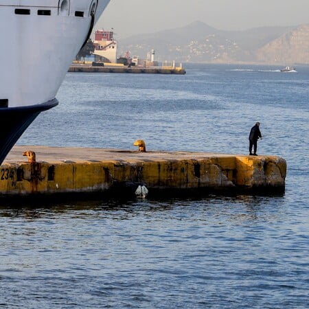 Βρέθηκε αυτοκίνητο μέσα στο λιμάνι του Πειραιά