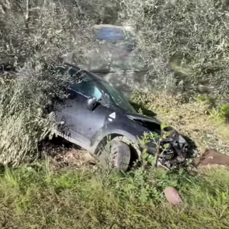 Τροχαίο στην Αμφιλοχία: Αυτοκίνητο εκτρέπεται της πορείας του και παρασύρει ό,τι βρίσκει μπροστά του