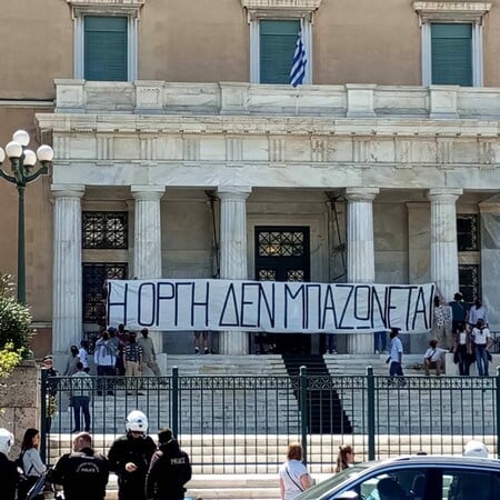 Μέλη του Ρουβίκωνα μπήκαν στη Βουλή κρατώντας πανό για τα Τέμπη