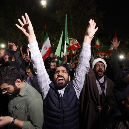 Επίθεση Ιράν στο Ισραήλ: Εκατοντάδες πολίτες στην Τεχεράνη πανηγυρίζουν για την επιχείρηση 