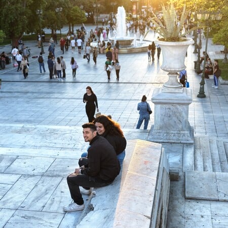 Έρευνα διαΝΕΟσις: Οι Έλληνες εμπιστεύονται οικογένεια και ένοπλες δυνάμεις - Γυρίζουν την πλάτη σε κόμματα, ΜΚΟ, ΜΜΕ, συνδικαλιστές