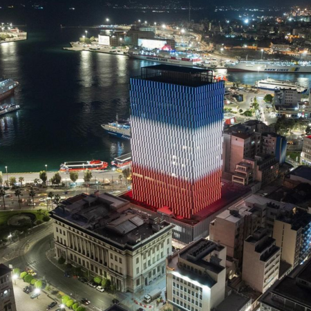 Ολυμπιακή Φλόγα: Στα χρώματα της Γαλλίας ο Πύργος του Πειραιά