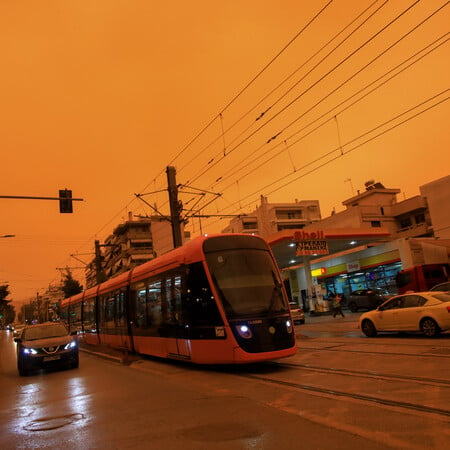 Καιρός: Κορυφώνεται η μεταφορά αφρικανικής σκόνης σήμερα- Πότε θα καθαρίσει ο ουρανός