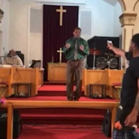 ΗΠΑ: Ένοπλος εισβάλει σε εκκλησία και σημαδεύει τον ιερέα