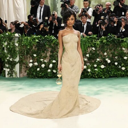 Met Gala 2024: Η Tyla, το φόρεμα από άμμο και το πώς την ανέβασαν «σηκωτή» στα σκαλιά