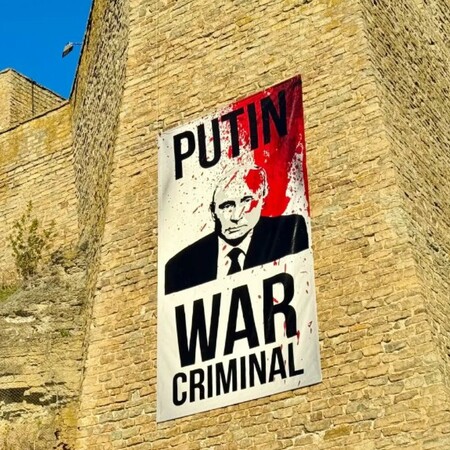 Εσθονία: Κρέμασαν αφίσα με φωτογραφία του Πούτιν και λεζάντα «εγκληματίας πολέμου» που είναι ορατή στη Ρωσία