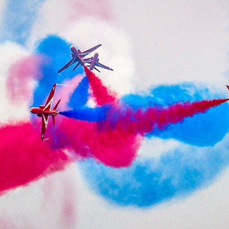 «Red Arrows»: Η εντυπωσιακή επίδειξη από τα αεροσκάφη της Βρετανικής Βασιλικής Αεροπορίας με φόντο την αφρικανική σκόνη