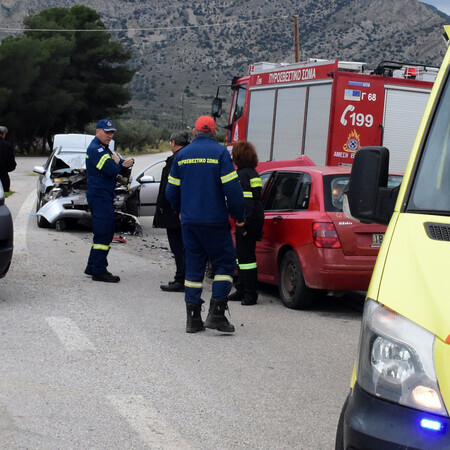 Καραμπόλα τριών οχημάτων στη Θεσσαλονίκη - Η Πυροσβεστική απεγκλώβισε έναν τραυματία