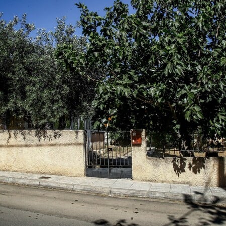 Θρίλερ στα Λιόσια: Βρέθηκαν ανθρώπινα μέλη σε κάδο κοντά στο σπίτι με την απανθρακωμένη σορό