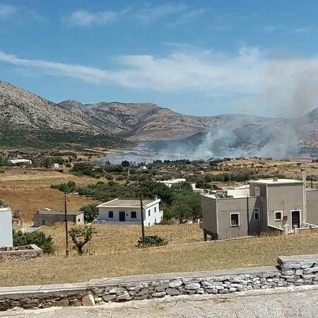 Φωτιά τώρα στη Νάξο: Καίει χαμηλή βλάστηση σε φάρμες στο κέντρο του νησιού