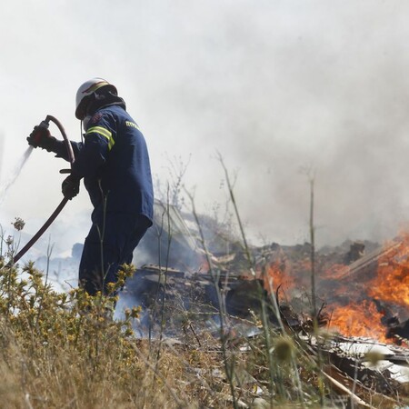 Φωτιά στη Βάρης - Κορωπίου: Άγρια επίθεση σε δημοσιογράφο σε live μετάδοση