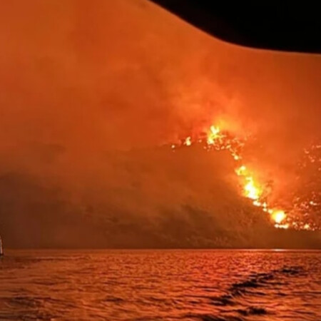 Φωτιά στην Ύδρα: Ξεσπά ο δήμαρχος - «Μεγάλη αγανάκτηση, ρίχνουν πυροτεχνήματα δίπλα σε πευκοδάσος»