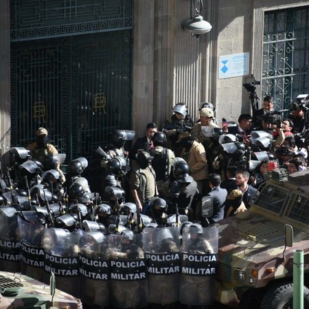 Φόβοι για πραξικόπημα στη Βολιβία - Τανκς εισέβαλαν στην προεδρική κατοικία