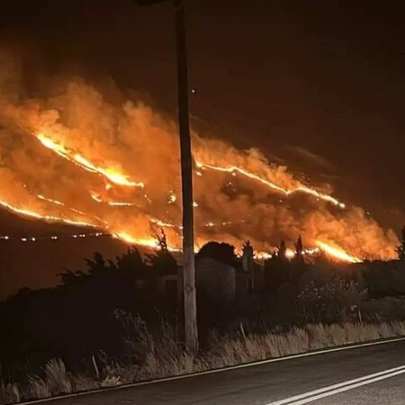 Φωτιά στο Ρέθυμνο: Μάχη όλο το βράδυ με τις φλόγες, σηκώθηκαν τα πρώτα εναέρια μέσα