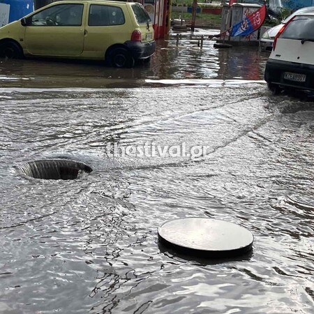 Νεροποντή στη Θεσσαλονίκη: Πλημμύρισαν δρόμοι και υπόγεια