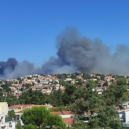 Φωτιά στη Σταμάτα: Μήνυμα 112 για τους καπνούς