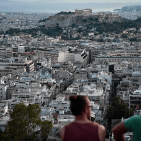 Guardian: Η Ελλάδα εισάγει «προσανατολισμένη στην ανάπτυξη» εξαήμερη εργασία