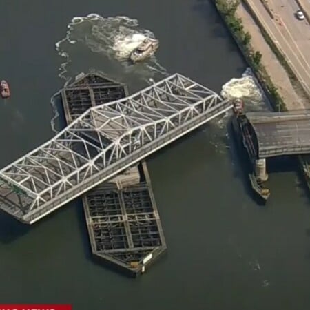 Γέφυρα στη Νέα Υόρκη «κόλλησε» σε ανοιχτή θέση από την υπερβολική ζέστη 