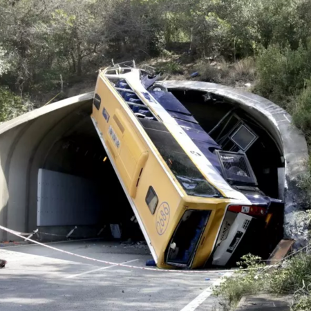 Ανατράπηκε λεωφορείο με 52 επιβάτες στην Ισπανία 