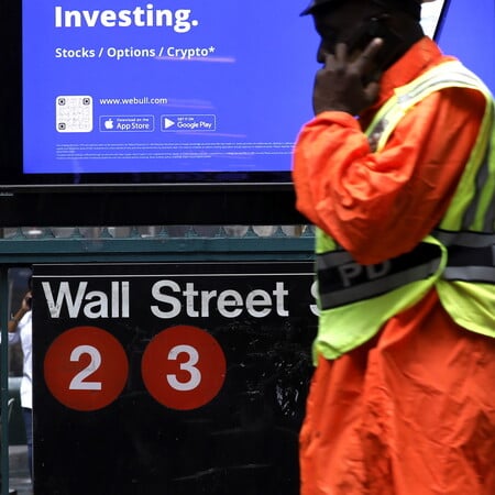 Kαθίζηση στη Wall Street: «Βουτιά» 1.179 μονάδων στον Dow Jones υπό τον φόβο ύφεσης στις ΗΠΑ