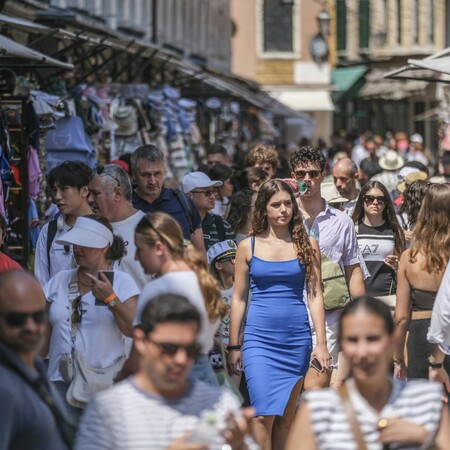 Μεθυσμένοι επισκέπτες και ραγδαία αύξηση των ενοικίων: η ζωή στα τουριστικά hotspots της Ευρώπης