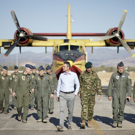 Στη βάση των εναέριων μέσων πυρόσβεσης ο πρωθυπουργός: «Χρειάζεται δουλειά η πρόληψη»