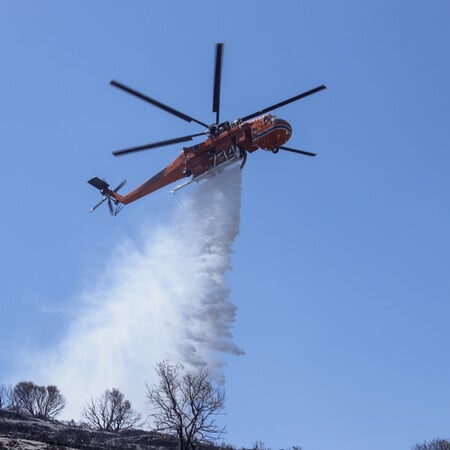 Μαίνεται για δεύτερη ημέρα η φωτιά στους Φούρνους Ικαρίας – Σηκώθηκαν εναέρια μέσα