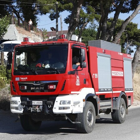 Φωτιά τώρα σε αμαξοστάσιο στη Μάνδρα