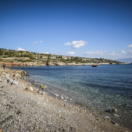 Απόπειρα βιασμού στη Σαλαμίνα: Διώκεται ο 38χρονος που έσωσε την 20χρονη