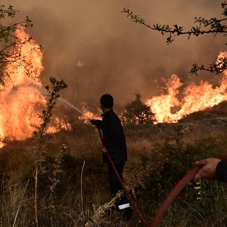 Σε εξέλιξη η φωτιά στο Ξυλόκαστρο: Διάσπαρτες εστίες σε όλη την περίμετρο 