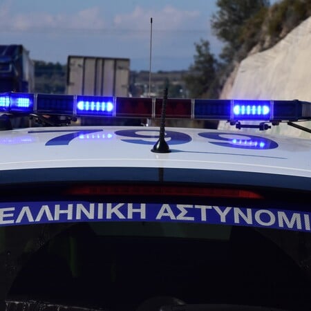 Θεσσαλονίκη: Κουκουλοφόροι πέταξαν μολότοφ και πέτρες κατά αστυνομικών έξω από το ΑΠΘ