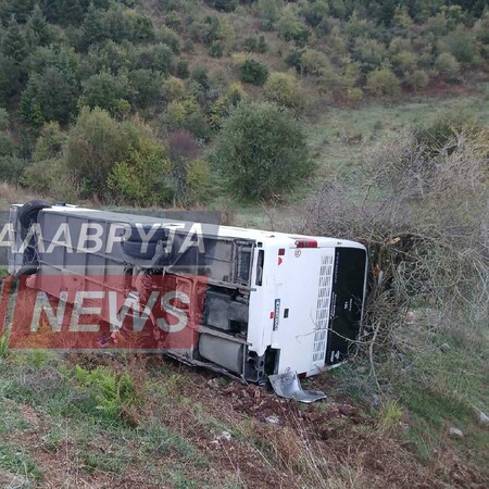 Αχαΐα: Λεωφορείο με 15 επιβάτες έπεσε σε χαράδρα - Ανάμεσά τους 6 μαθητές