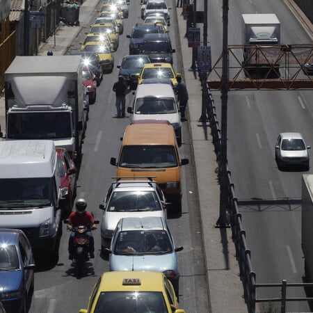 Τροχαίο με εμπλοκή τριών οχημάτων στη Λ. Κηφισού -Μποτιλιάρισμα στο ρεύμα προς Λαμία